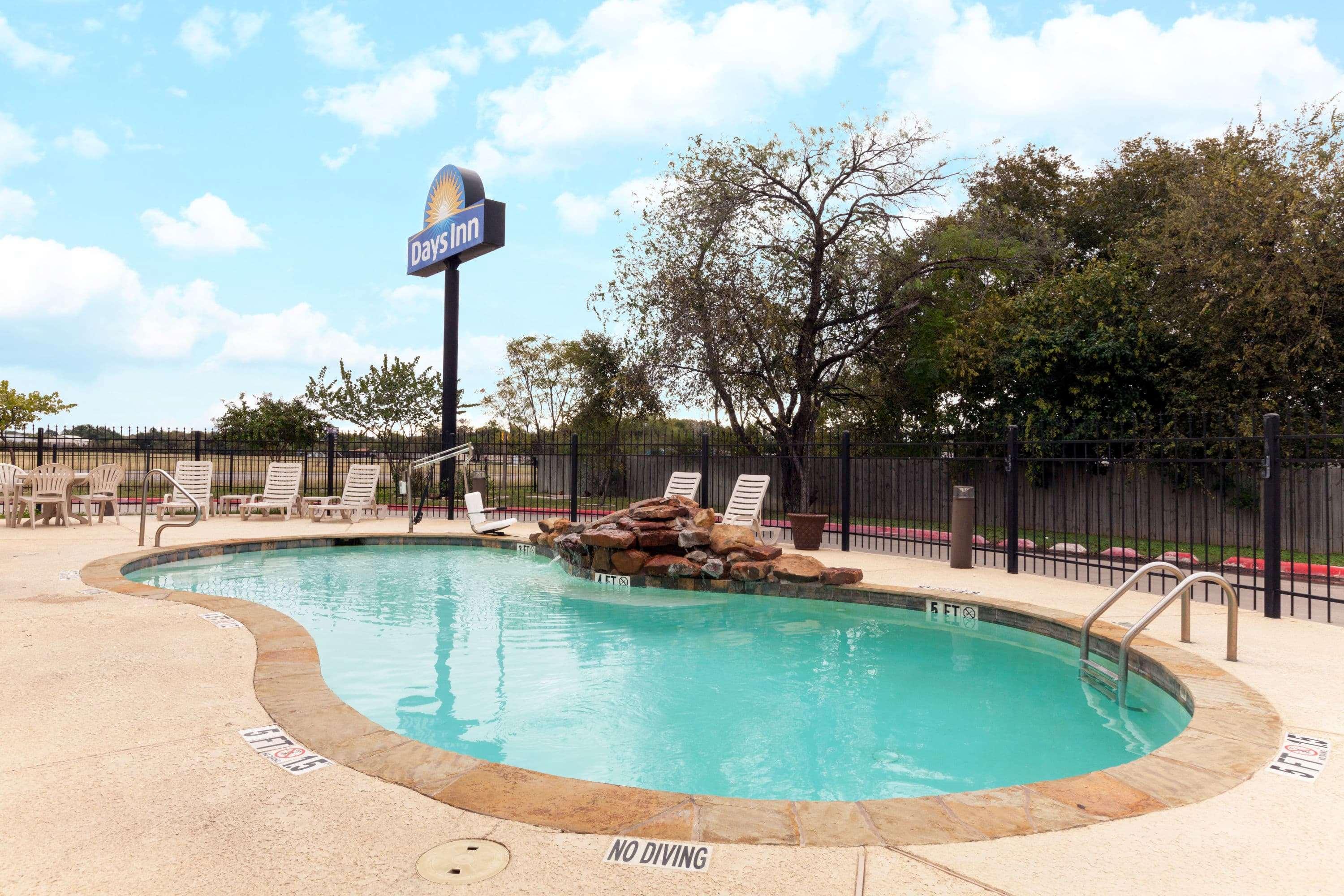 Days Inn by Wyndham San Antonio at Palo Alto - photo 27