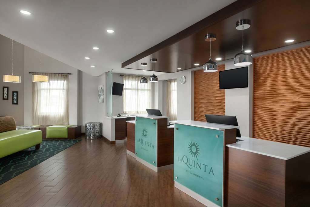 La Quinta Inn & Suites by Wyndham Oceanfront Daytona Beach - photo 4