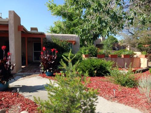Randy's Roost - carbon neutral hotel in Santa Fe