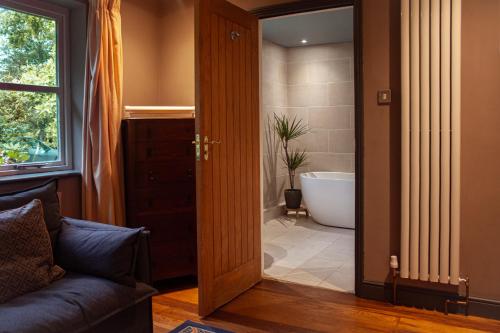 Modernised seven bedroom country house and garden with hot tub — 4-Star Luxury Hotel in Cranbrook, United Kingdom