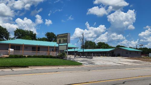 Economy Inn — hotel in Bonham