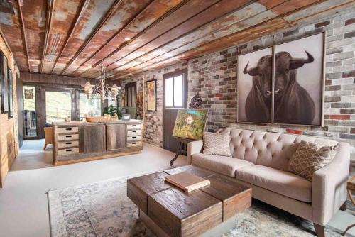 Fairytale: Hot Tub & Trout Stream & Petting Zoo — hotel in Sugar Grove