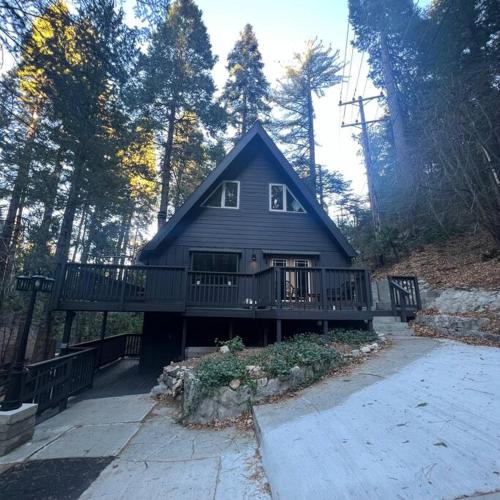 Lake Arrowhead Lux Black Cabin — 4-Star Luxury Hotel in Lake Arrowhead, United States