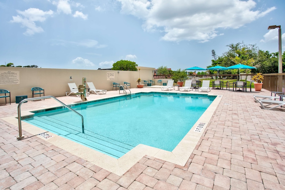 Hampton Inn & Suites Cape Coral Fort Myers Area FL - photo 32