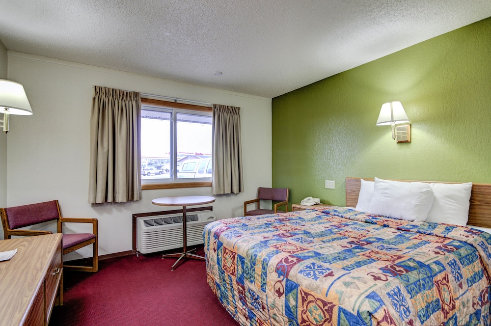 Bloomer Inn & Suites - photo 4