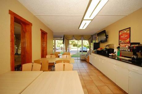 Econo Lodge - photo 17