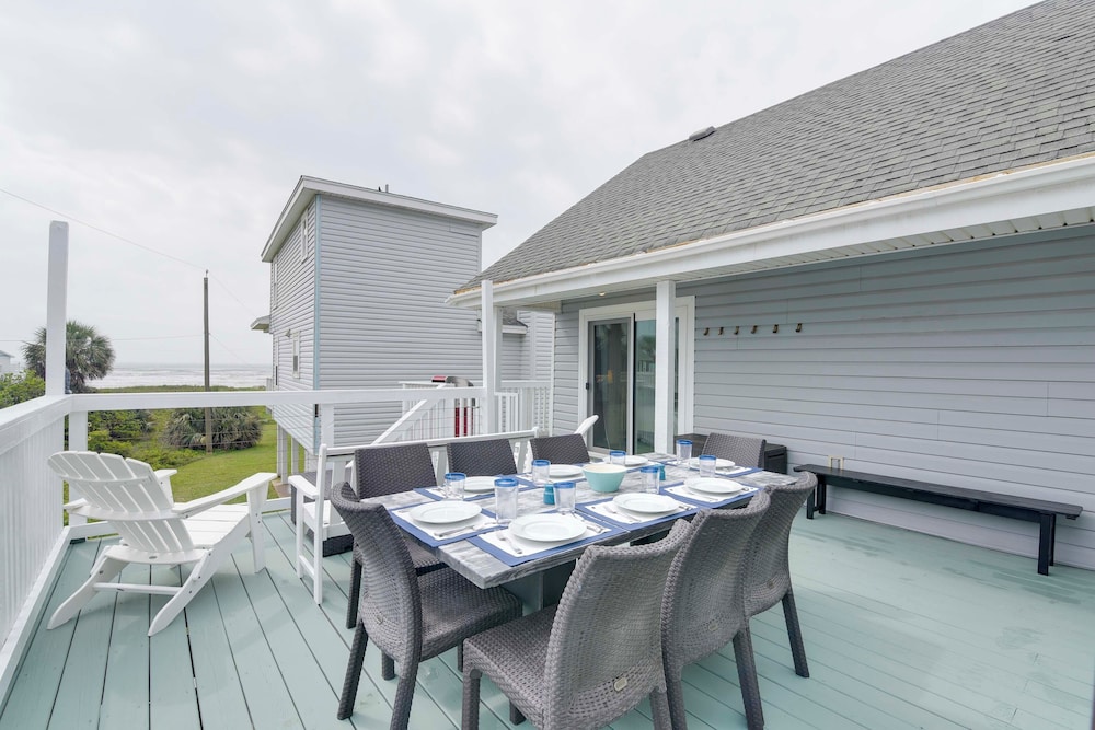 1 Block to Beach: Family Retreat in Galveston in Galveston, United States