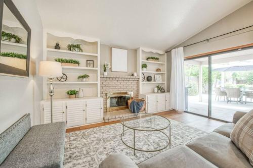 Stylish 3BR 2BA Retreat w Pool Dream Getaway in Fresno, United States