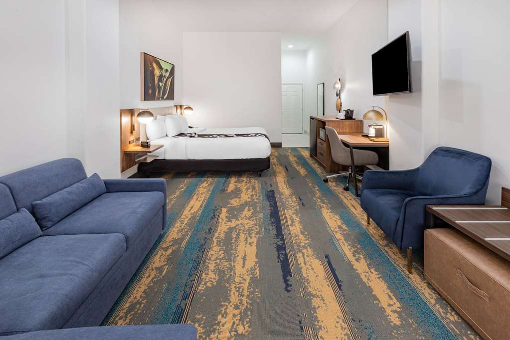 La Quinta Inn & Suites by Wyndham Pharr RGV Medical Center - photo 10