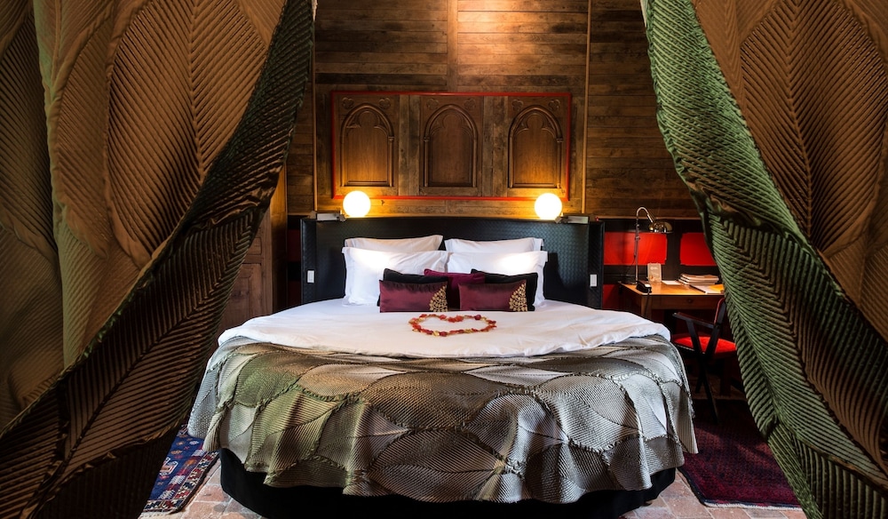 Château de l Abbaye de Moreilles — 4-Star Luxury Hotel in La Rochelle, France