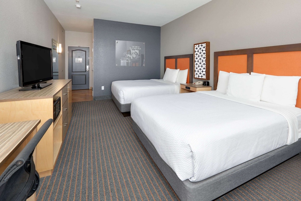 La Quinta Inn & Suites by Wyndham Dallas Love Field - photo 5