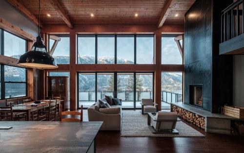 Luxe Modern Timberframe Iconic Panorama Views with AC in Nelson, Canada