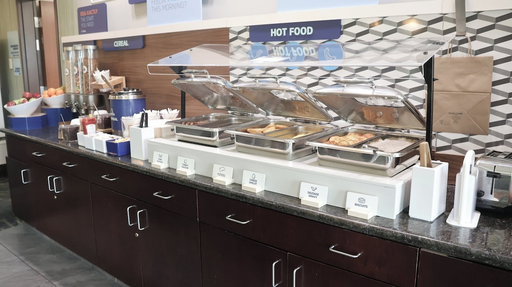 Holiday Inn Express & Suites Morton Peoria Area by IHG - photo 62