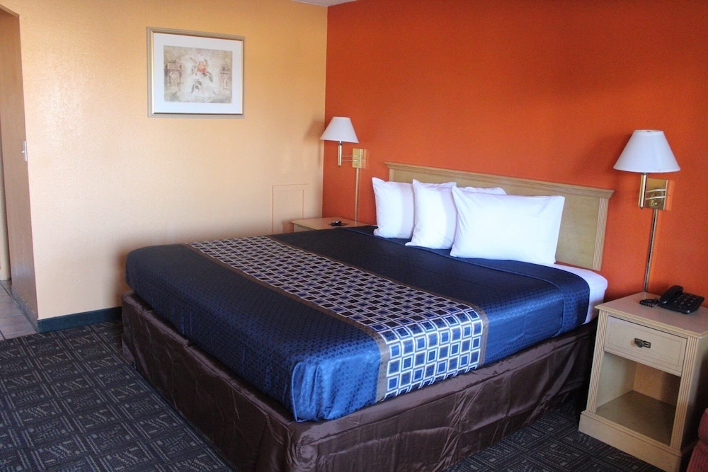 Hutchinson Inn - photo 17