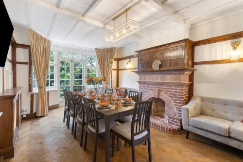 13 Bed London Gem Opposite Tube Station less than 1 min walk in London, United Kingdom