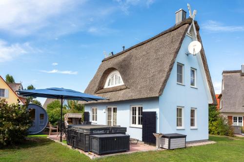 C 5 Premium Reethaus Delphin mit eigenem Whirlpool und Außensauna — hotel in Gramkow