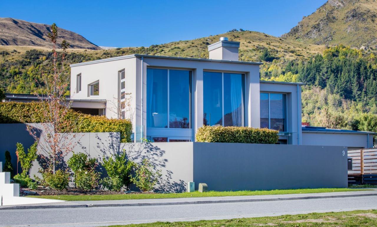 Affordable Arrowtown Perfect for 1 3 Adults with 3rd Person in Adjacent Single Bedroom Sharing Bathroom — 5-Star Luxury Hotel in Arrowtown, New Zealand