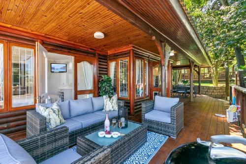 Knysna Sunseeker Chalet — 4-Star Luxury Hotel in Knysna, South Africa