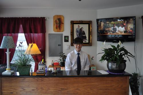 Golden Lion Motel - photo 2