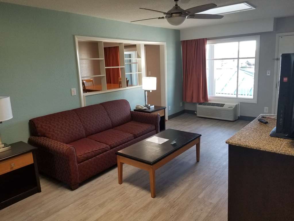 Best Western Plus Holiday Sands Inn & Suites - photo 18
