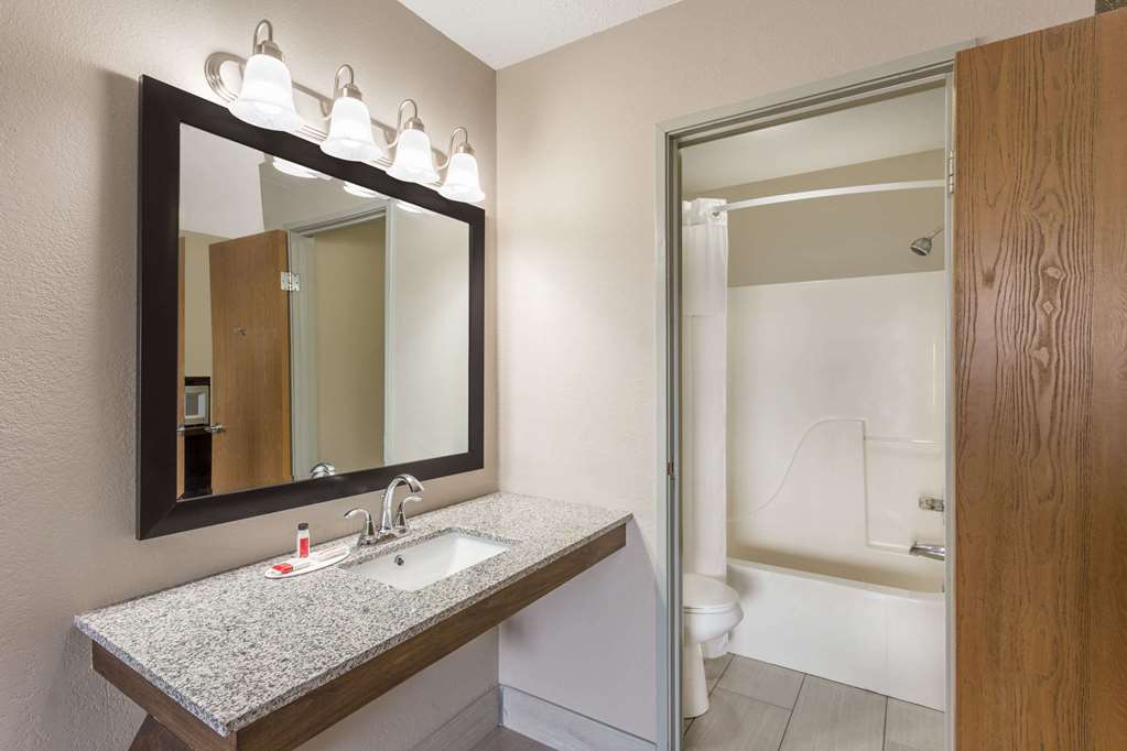 Super 8 by Wyndham Hebron Lowell Area - photo 11