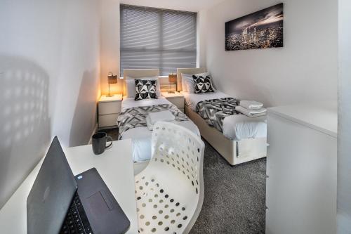 Modern & spacious 2 bed flat with secure parking