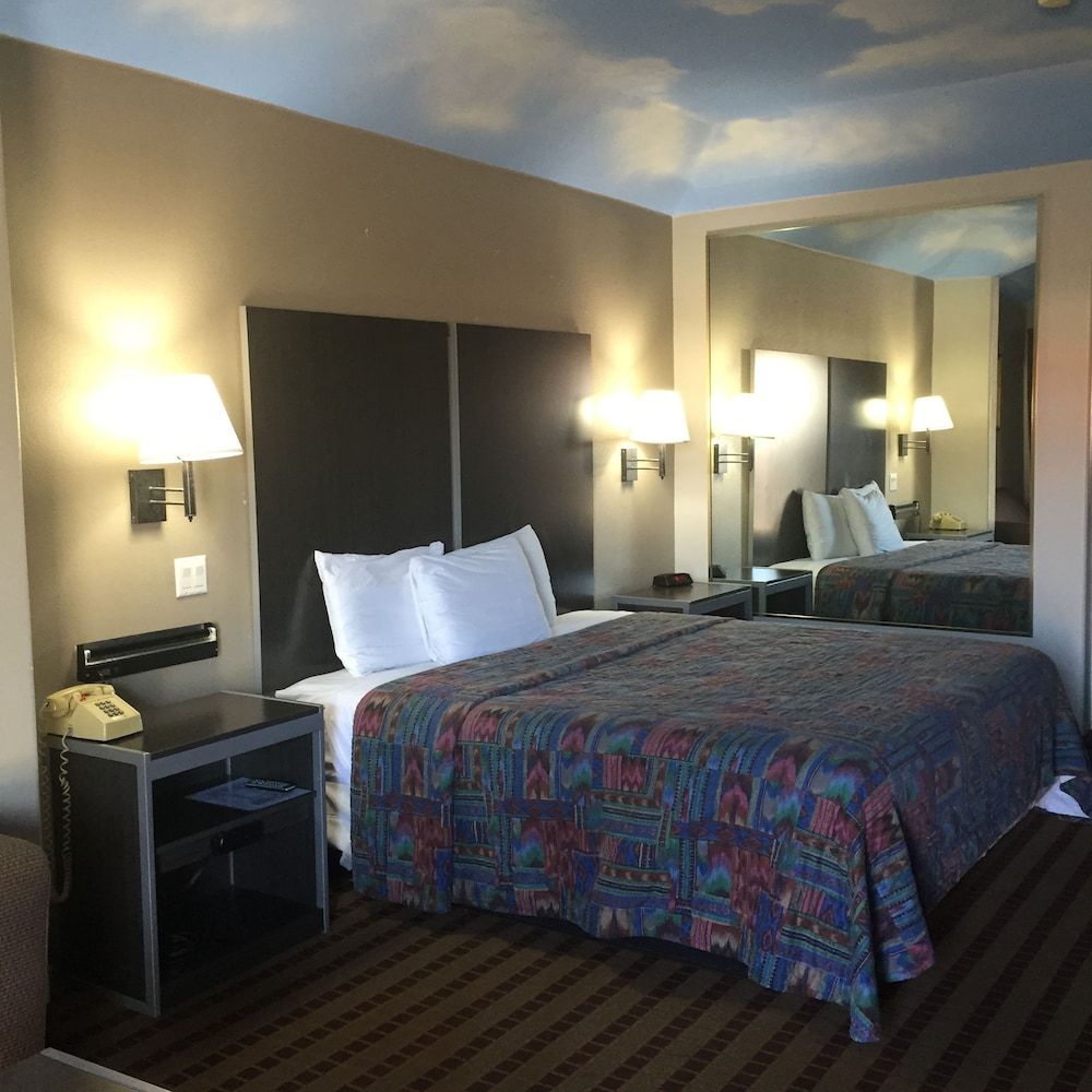 Camelot Inn & Suites Hobby Gulf Freeway - photo 16