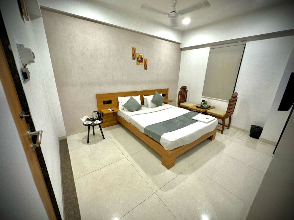 Pearl Retreat Hotel — Surat