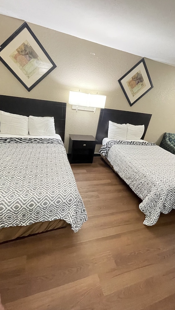 Pinckeyville Inn and Suites - photo 6