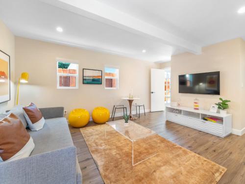 Beach Bungalow Perfection Private Patios BBQ walk2beach & Pet Friendly — 4-Star Luxury Hotel in San Diego, United States