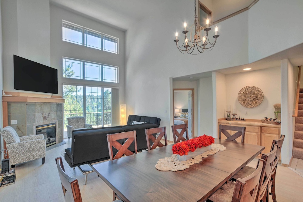Bright Klamath Falls Townhome w Resort Perks - featured photo