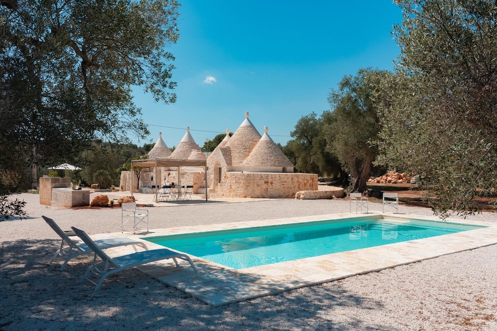 Trulli Scacciapensieri Con Piscina — Ceglie Messapica