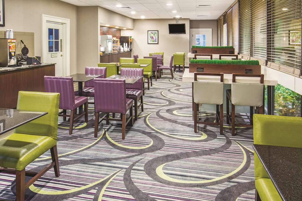 Howard Johnson by Wyndham Sacramento Downtown - photo 44