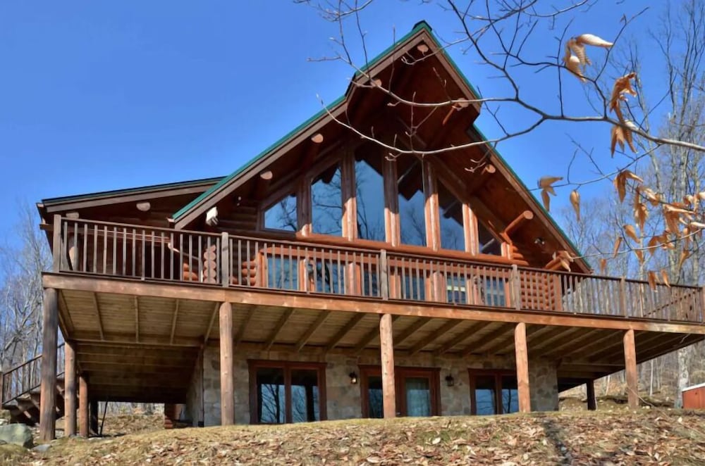 Chalet Wapato — 4-Star Luxury Hotel in Labelle, Canada