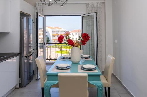 Karlovasi Comfy Retreat — 4-Star Luxury Hotel in Neon Karlovasion, Greece