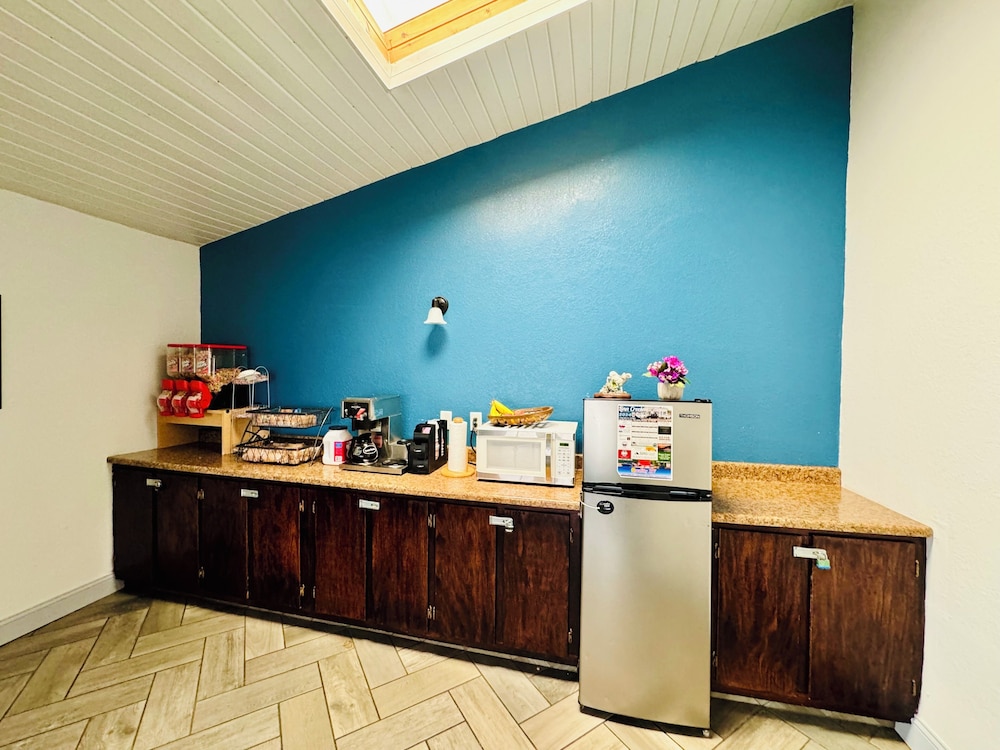 Ozark Inn & Suites - photo 17