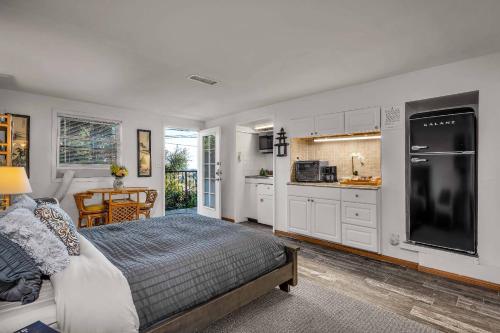 Secret Stairs Studio #1 — 4-Star Luxury Hotel in Los Angeles, United States