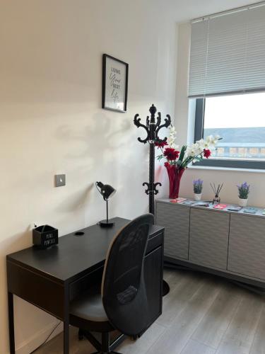 Stylish 2 bedrooms 2 bathrooms with workspace in Milton Keynes — 4-Star Luxury Hotel in Milton Keynes, United Kingdom