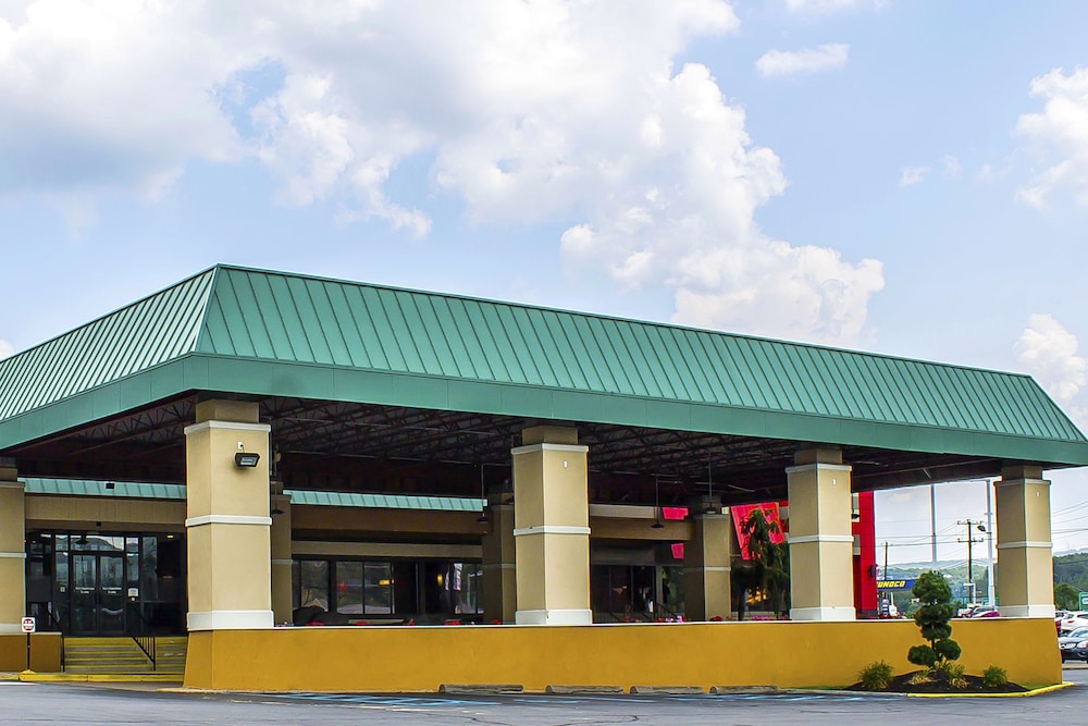 Wilkes Barre Inn and Suites - photo 12