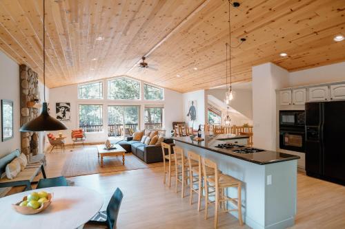 Beautiful and Spacious Home Walk to Lake & Beach — 4-Star Luxury Hotel in Tahoma, United States