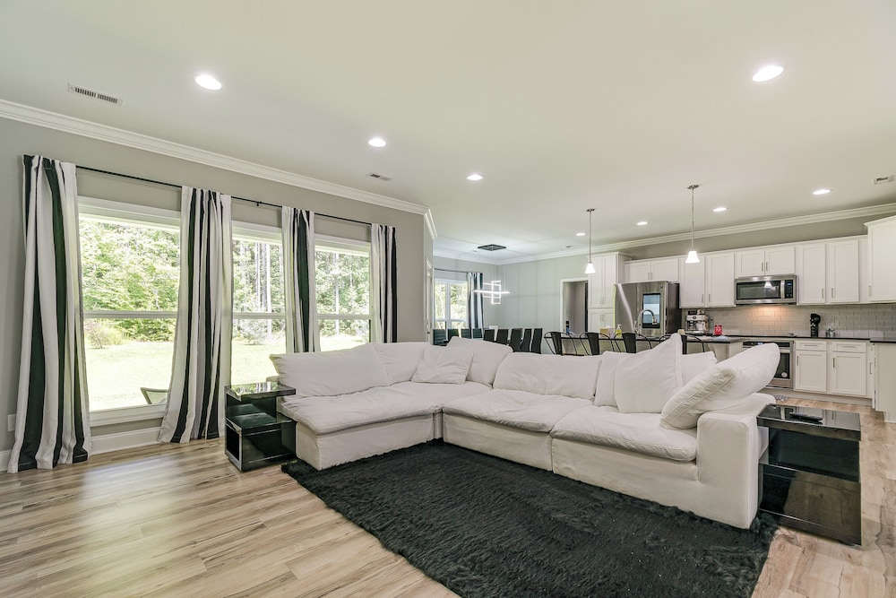 Secluded 18 Acre Retreat in Staley with Game Room pet-friendly hotel Siler City