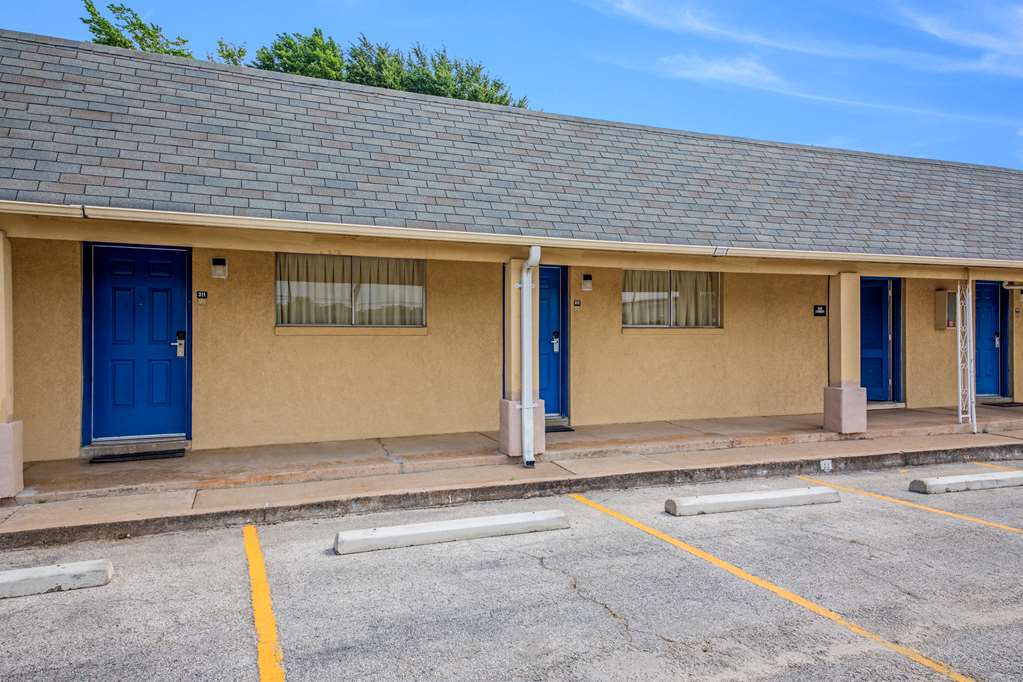 Americas Best Value Inn Giddings - photo 16