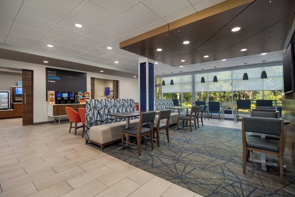 Holiday Inn Express & Suites Muskegon Grand Haven an IHG Hotel - photo 51