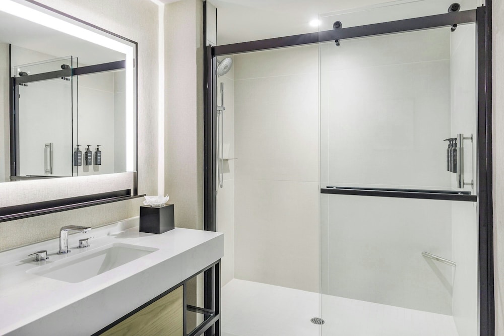 Sheraton Commander Hotel - photo 26