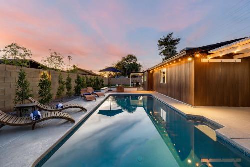 Modern Cactus Home Luxe with Spa baths Pool & Firepit — 4-Star Luxury Hotel in Phoenix, United States