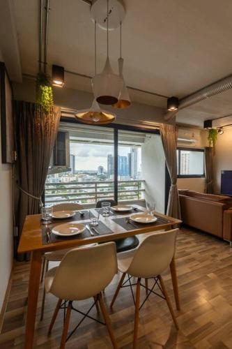 Cozy 2BR Duplex Apartment in Thong Lor
