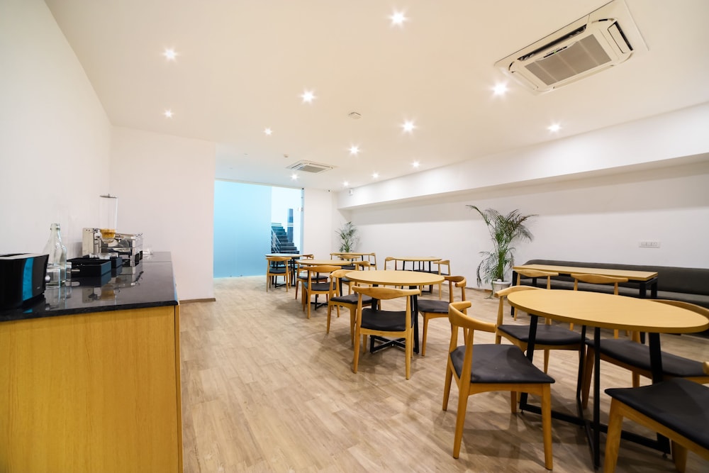 OYO Townhouse 120 Shushant Lok