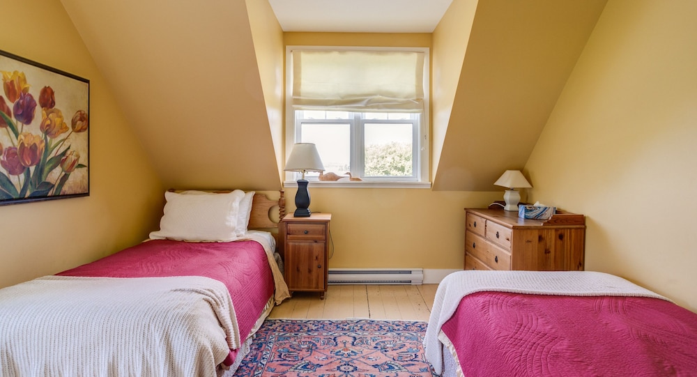 Lovely LacBrome 3 Bdrm Lakefront Cottage — 4-Star Luxury Hotel in Lac-Brome, Canada
