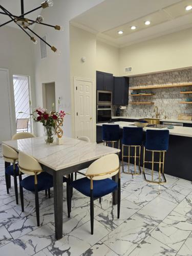 AccessibleGem 3BR Jacuzzi & Air Hockey Sleeps 13 Chinatown in Houston, United States