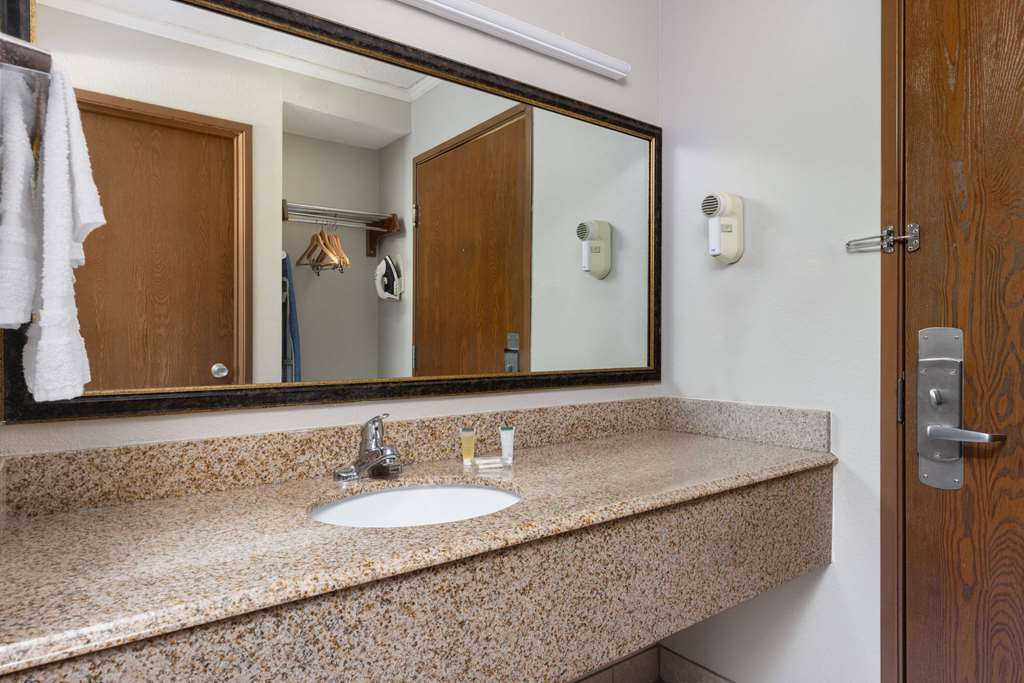 Days Inn & Suites by Wyndham Kansas City South - photo 18